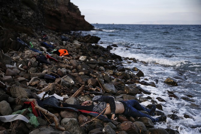 The body of an unidentified migrant is seen on a beach after being washed ashore, on the Greek island of Lesbos. (Alkis Konstantinidis, Thomson Reuters - November 7, 2015). 