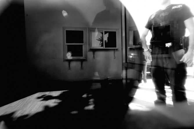Police investigators search a suspected 'ghost clinic' in Reseda, Calif. (December 31, 2012)