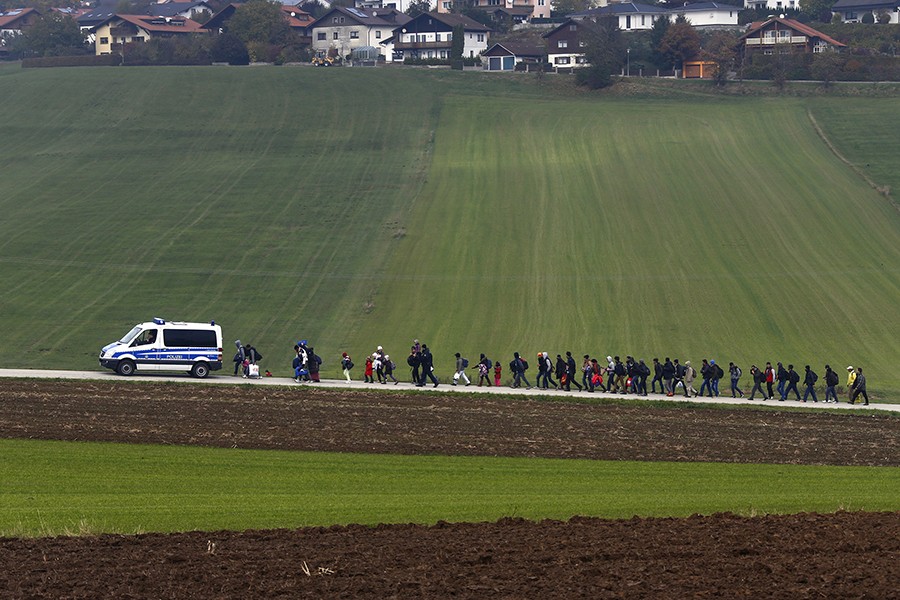 Immigrants are escorted by German police to a registration centre, after crossing the Austrian-German border in Wegscheid near Passau, Germany (Michael Dalder, Thomson Reuters - October 20, 2015). 